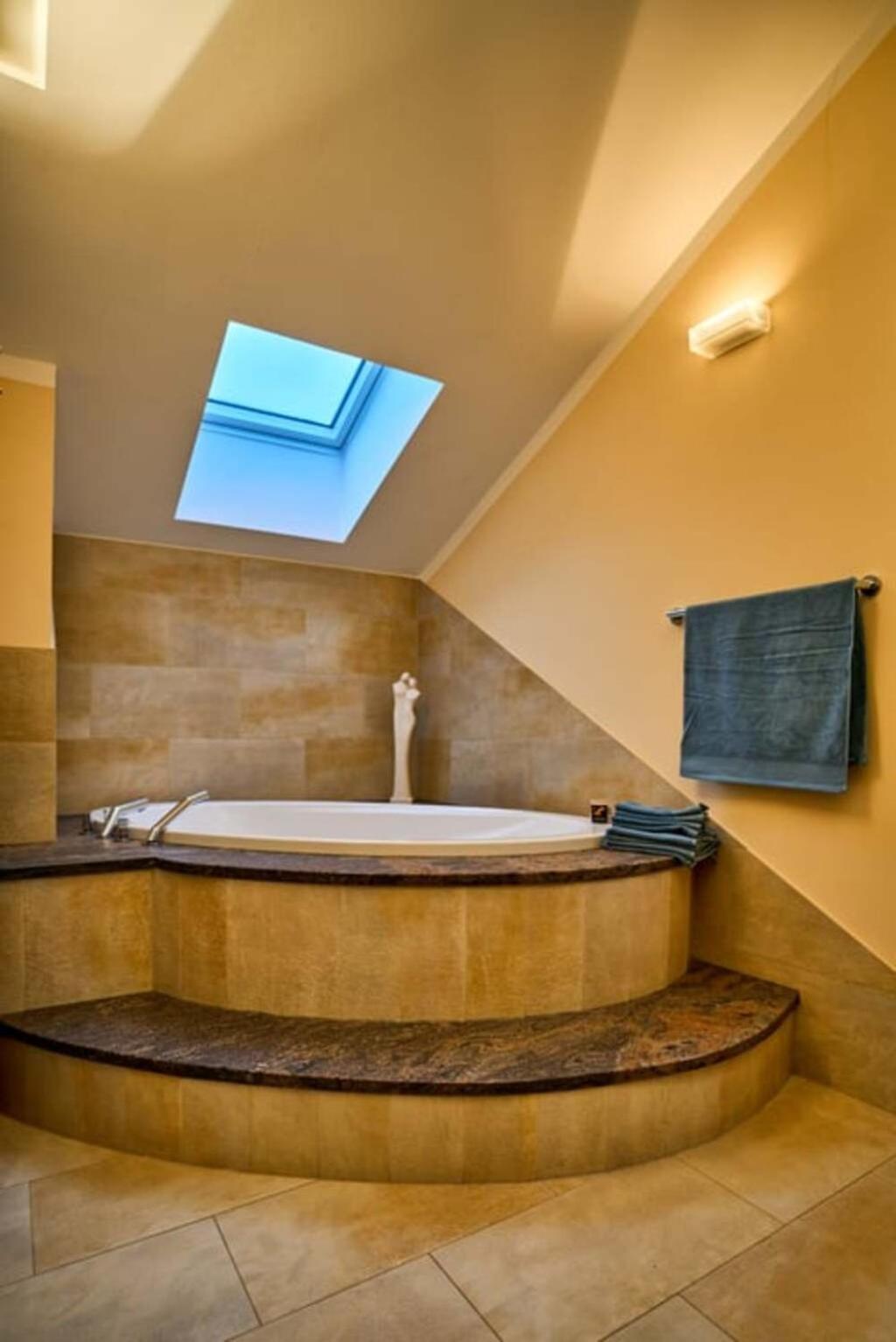 Grosse Exklusive Mit Balkon Und Fantastischer Aussicht Auf Bergwelt Inkl Privatem Parkplatz Mit E-ladestation Appartement *