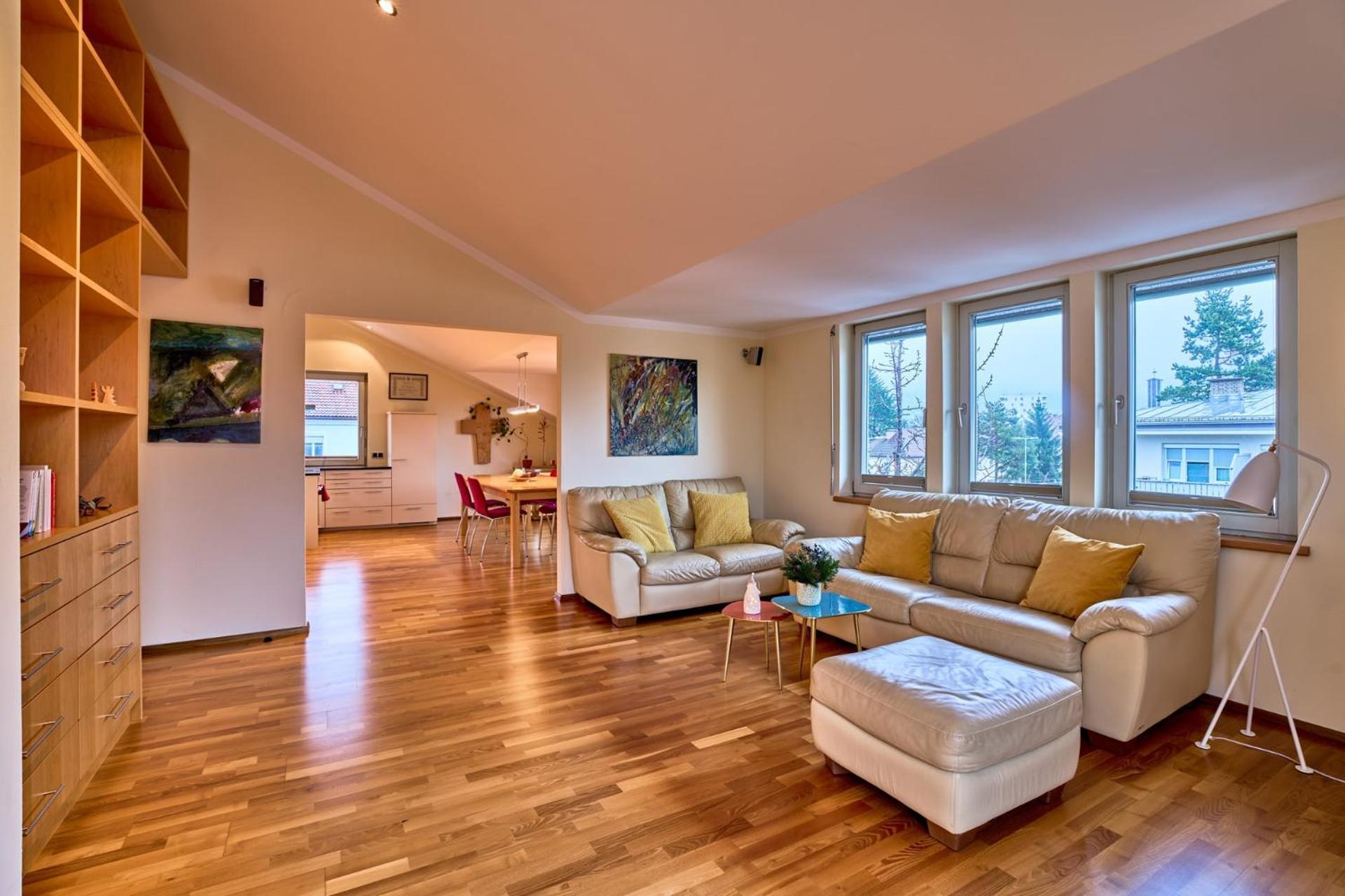 Grosse Exklusive Mit Balkon Und Fantastischer Aussicht Auf Bergwelt Inkl Privatem Parkplatz Mit E-ladestation Appartement